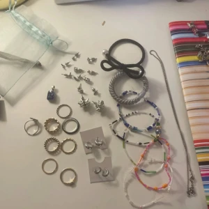 Mixad smyckeskollektion med ringar och armband - Säljer många smycken kontakta ifall ni vill köpa något för sig!💕💕 priset ör flr allt ihopa!