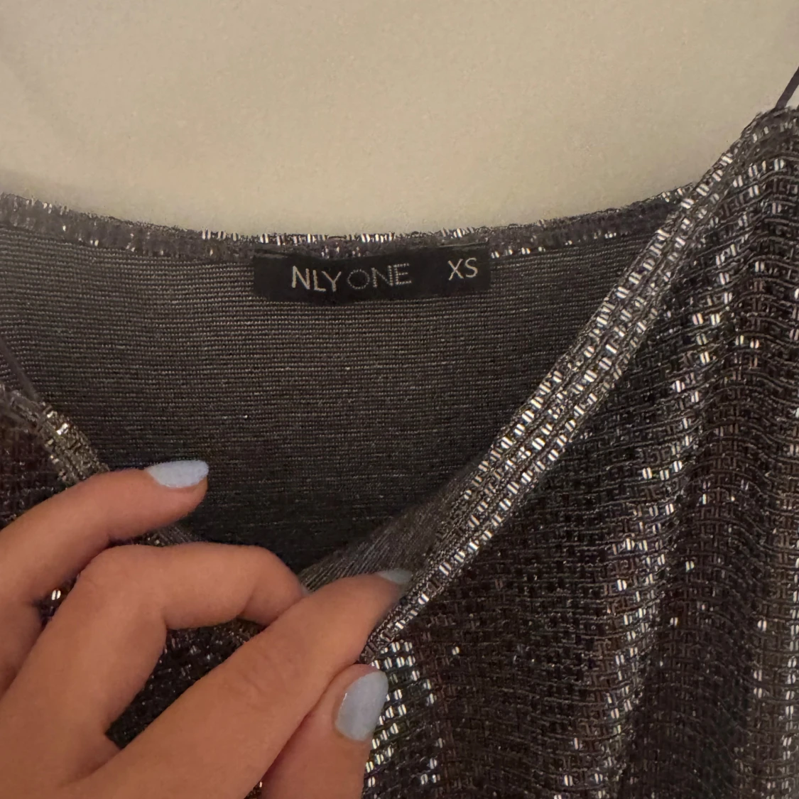 Glittrig silverklänning från NLY One - 2