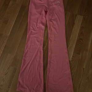 Peach träningstights - Hela nya träningstights har bara provat de. De sitter så snyggt och är så sköna passar jättebra på mig som är 161, säljer då de nt kommit till användning sen jag köpte de💓 nypris ca 600✨🫶🏼