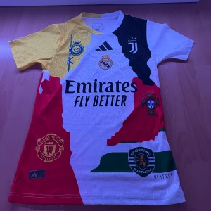 Ronaldo multiklub fotbollströja  - Unik tröja med nummer 7 och Ronaldo på ryggen     Störta klubbarna på tröjan. Väldigt bekvämt och luftigt material. Match versionen