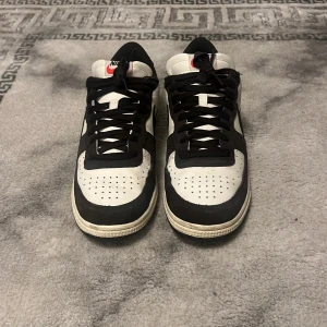 Nike Terminator Velvet Brown - Brunvita Nike skor. Använda lätt, intakta sulor, lätt creasing. Ingen låda. Storlek 44. Pris kan diskuteras. 