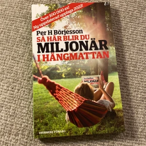 Så här blir du miljonär i hängmattan - Upptäck hur du kan bygga din ekonomi och bli miljonär på ett avslappnat sätt! Denna uppdaterade upplaga från 2022 ger dig smarta tips och inspiration för unga som vill ta kontroll över sin framtid och leva livet på sina egna villkor.