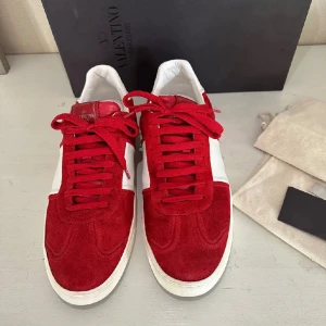 Valentino Flycrews - Säljer mina flycrews då jag ej har mycket användning av dom längre. De är storlek 43 och har inte mycket slitage alls. Kan tänka mig gå ner i pris vid en snabb affär! Skriv om du har några frågor👍