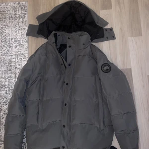 Canada Goose Jacka Grå Storlek XL - Säljer min  Ganada Goose jacka i nytt skick 