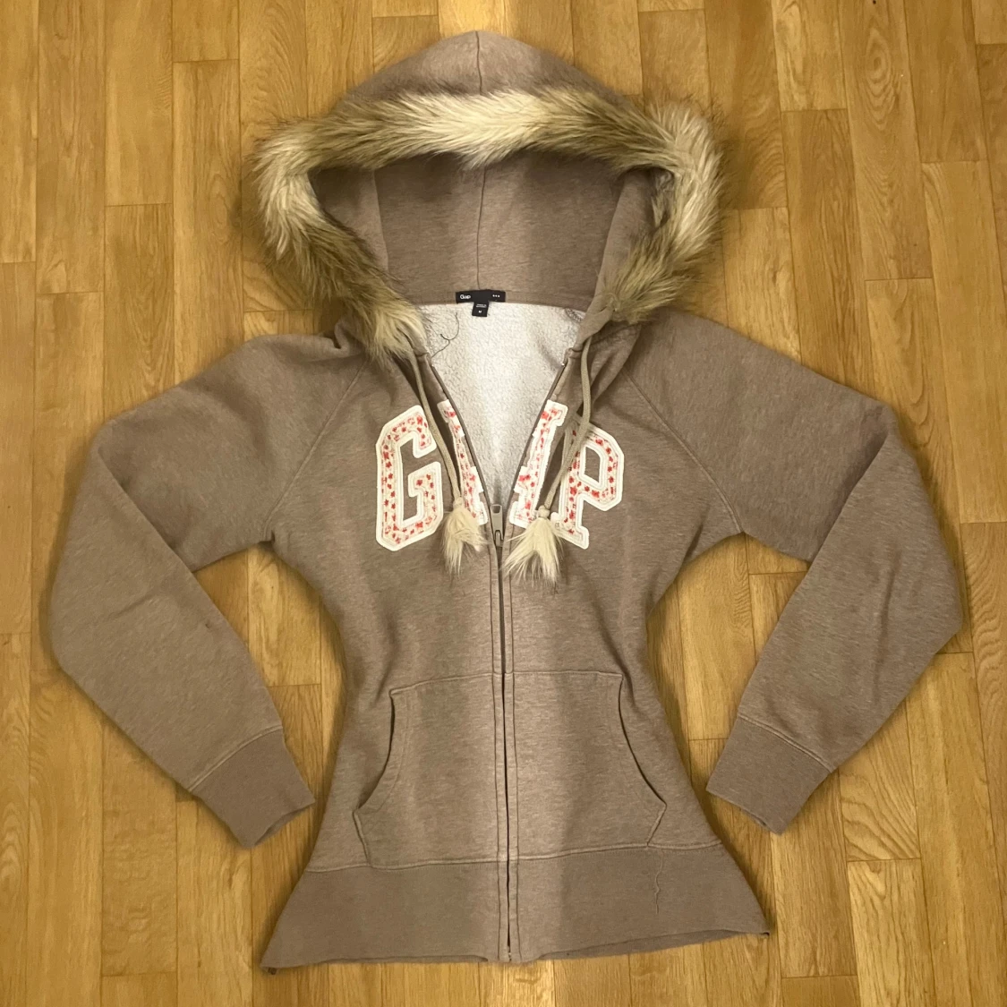 Brun zip hoodin med fuskpäls 