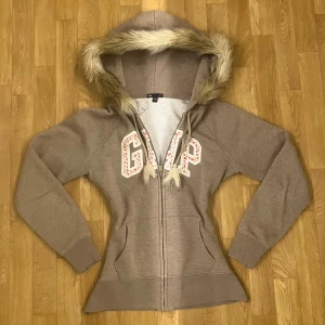 Brun zip hoodin med fuskpäls  - Pälsen är påsydd av mig precis som midjan är sydd för att ha en tightare passform, därför tvätta den helst vara för hand. Finns även på min vinted, skicka ett dm för fler frågor eller bilder. 