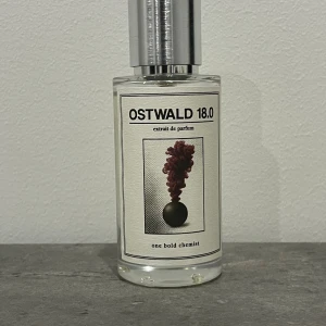 Ostwald 18.0 - Ostwald 18.0 är en parfym från one bold chemist inspirerad av ombré nomad av Loui Vuitton. 50 ml. Rekommenderar starkt inför vintern. Ingår en sample gå Garnett 13.0