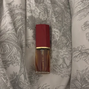 Cinnabar parfym från Estée Lauder - Cinnabar från Estée Lauder i en smidig sprayflaska med röd kork. Perfekt storlek att ta med i väskan. Snygg och klassisk design som sticker ut. Volym och ingredienser syns ej på bilderna.