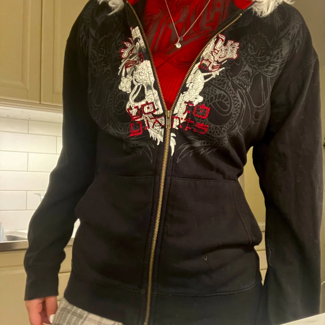 Svart zip hoodie med fuskpäls  - 3