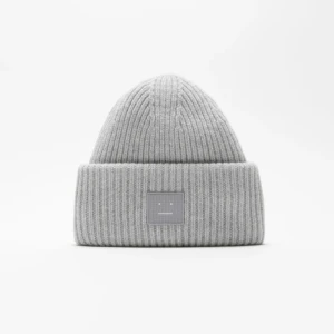 BYTE Acne mössa - Snygg grå mössa från Acne Studios som används endast en vinter, men har tröttnat på färgen och vill gärna byta. Hör av dig om du äger en mörkblå, röd eller grön och vill byta ut mot min! 