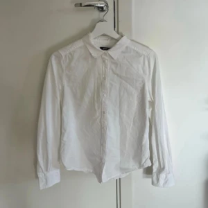 Vit skjorta  - Vit skjorta i mycket bra skick. Den är endast använd en gång. Inga fläckar och inga slitningar. Skjortan är i strl 36 och kommer från Gina tricot
