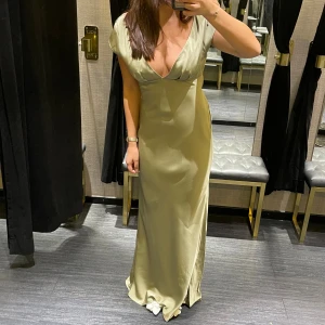 Grön balklänning  - Super fin aldrig använd balklänning. Säljer då jag valde en annan!!! 