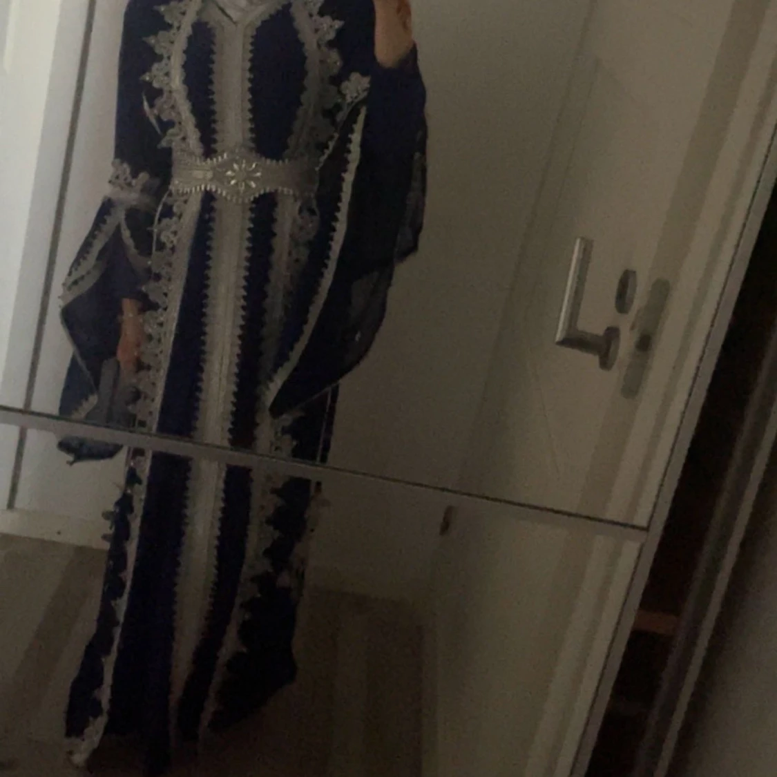 Blå långklänning med silverbroderi