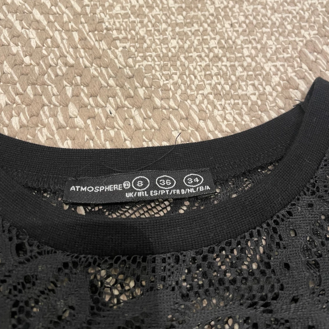 Svart spetsblus med volang - 4