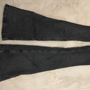 lager 157 jeans - Snygga svarta bootcut jeans från 157 i storlek XS, full length. Jeansen heter Bell, materialet är lite stretchigt och dom är super sköna!