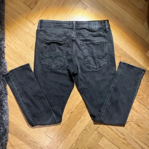 Slim Glenn jeans  - Slim fit Glenn jeans från Jack and Jones, storlek 32/32. Grå-svarta och riktigt snygga👍