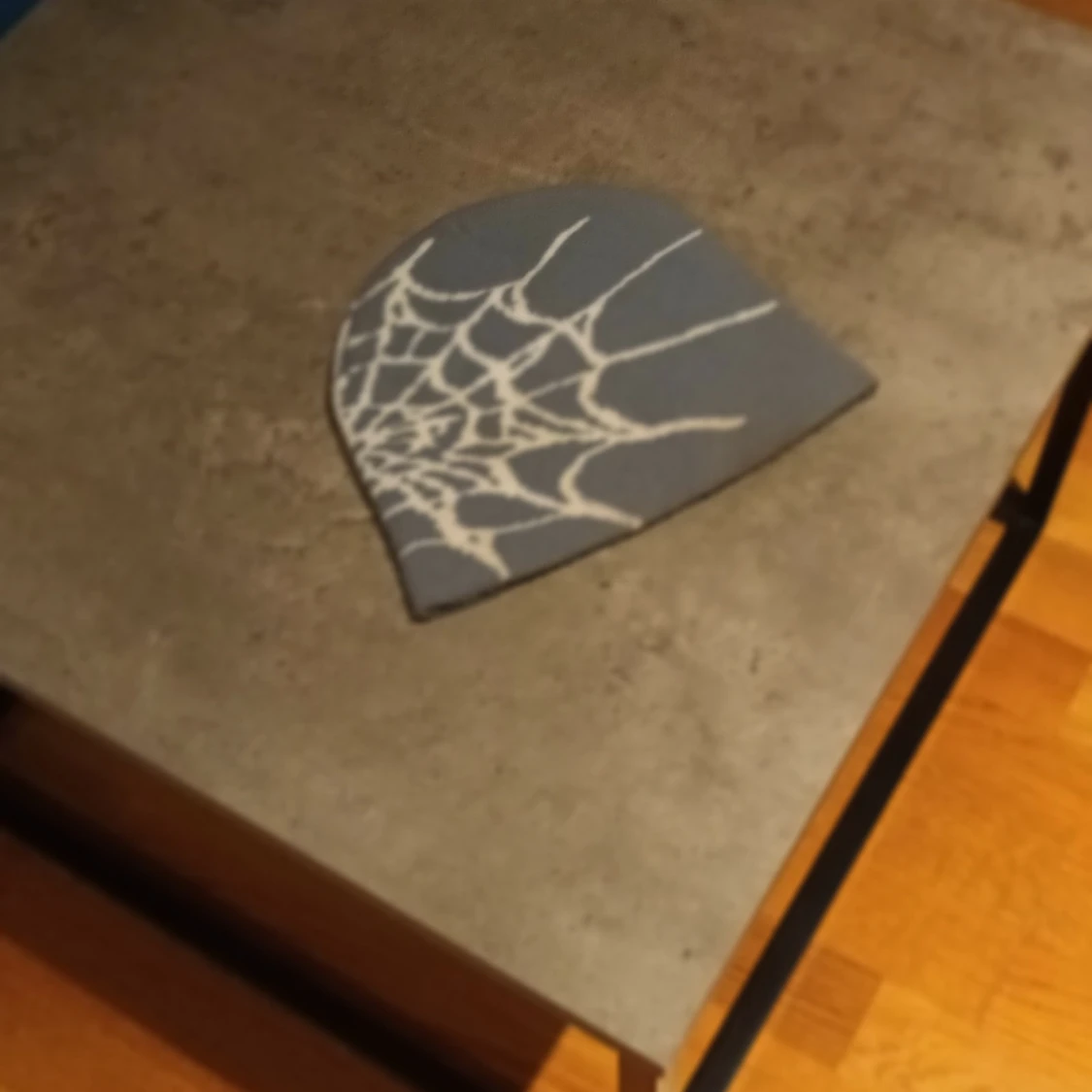 Grå mössa med spindelnätsmönster (y2k) - 2