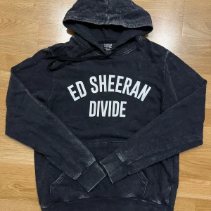 Ed Sheeran merch  - Ed Sheeran tröja som jag köpte i en pop-up butik i England/Ipswich när jag var där för en av hans konserter. Använd men i fint skick! Den är stentvättade i färgen, svart/grå :)