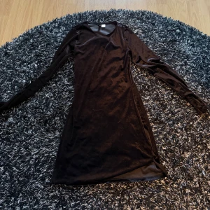 Svart sammetsklänning från hm - Svart sammetsklänning från hm. Klänningen är kort och har en snygg detalj baktill med öppenrygg och diamantrand. Aldrig använd så som ny💗