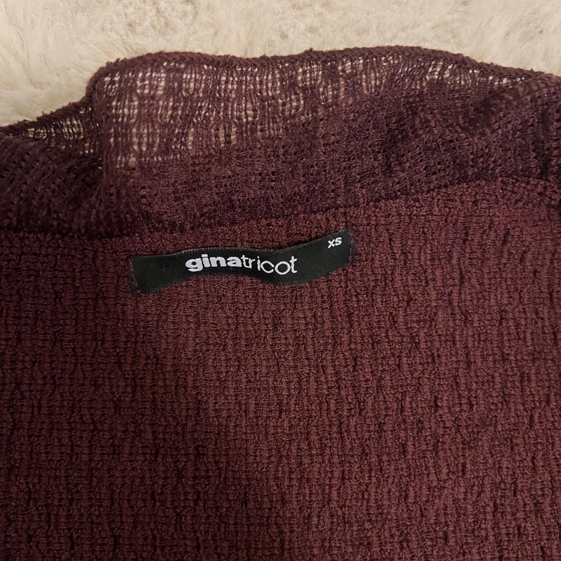 Vinröd volangblus från Gina Tricot - 1