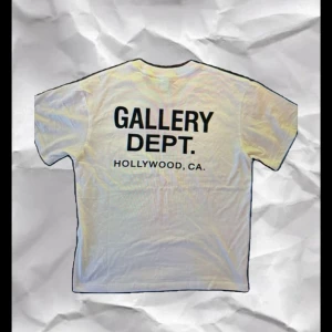 Vit Gallery Dept. t-shirt - Vit t-shirt från Gallery Dept. Vi säljer nu denna tvärfeta t shirten till ett bra pris!😄 Den är i bra skick och har inga defekter‼️Vid frågor är det bara att hojta till!📲📩Den är  i mjuk bomull för en skön och avslappnad känsla.
