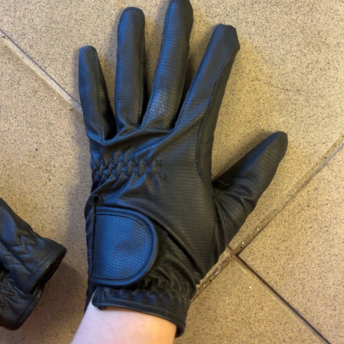 Svarta läder ridhandskar