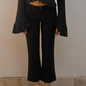 Capri byxor  - Snygga svarta byxor med croppad längd och bootcut-snitt. Superfina byxor som ger en stilren look. Oanvända och ligger fortfarande kvar i påsen de kom i. Storlek 40 men skulle säga att de är små i storleken, slutsåld storlek🩷 Nypris 400kr🩷