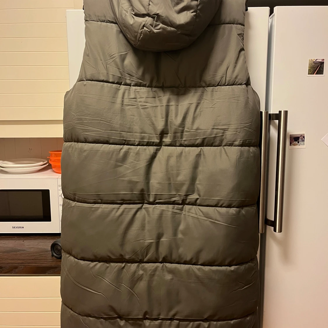 Olivgrön lång dunväst från Stories - 1