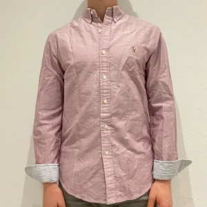 Rosa Ralph Lauren Skjorta - Rosa Ralph lauren skjorta || Storlek S || Skjortan är i bra skick || Modellen på bilden är 170cm och väger 62kg || Tveka inte på att höra av dig vid frågor eller funderingar 