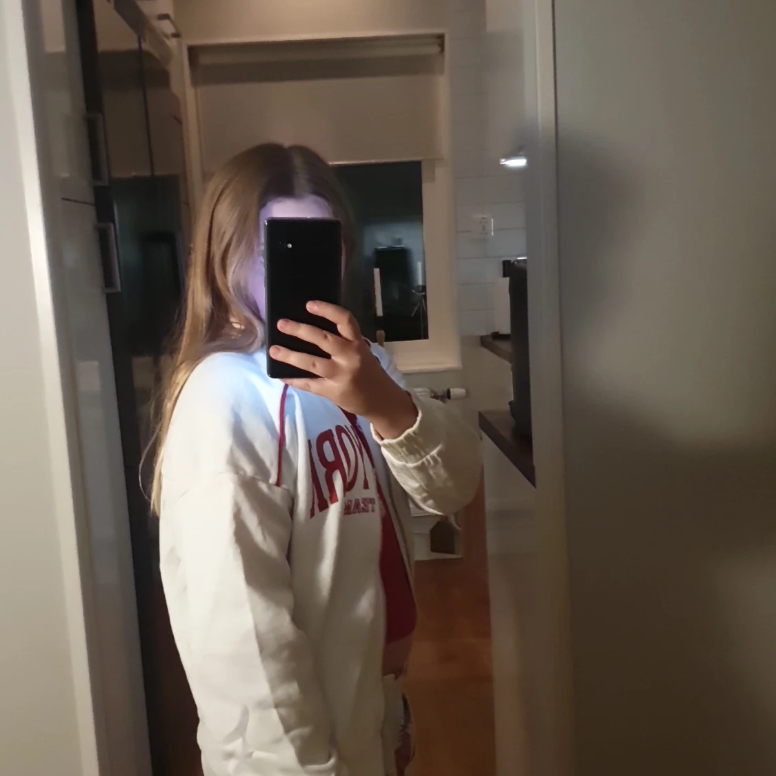 Vit sportig vindjacka med röd text - 1