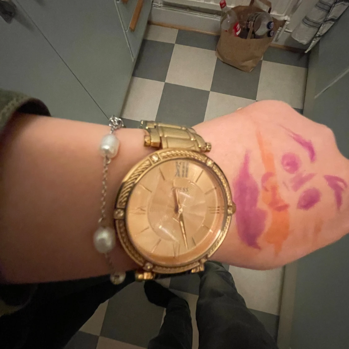 Guldig klocka från Guess med länkarmband - 1