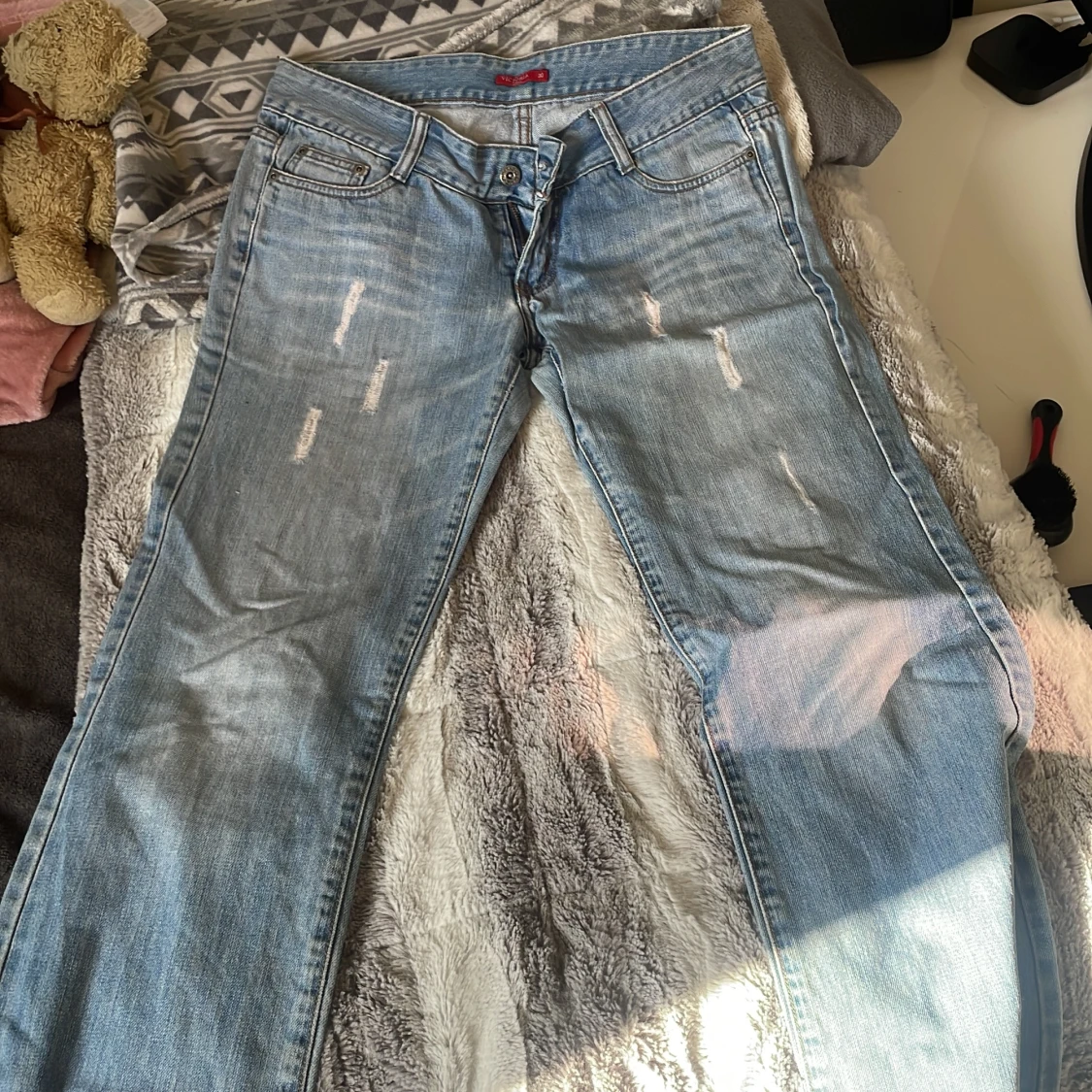 Blå jeans med slitningar