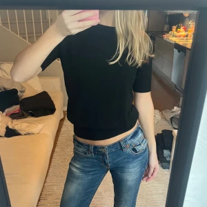 Svart trekvartsärmad topp - Säljer den populära svarta, stilrena toppen från Zara som passar perfekt till alla årstider 🫶🏼Den är använd några få gånger. Storlek M men den passar mig som är S och passar även XS! 