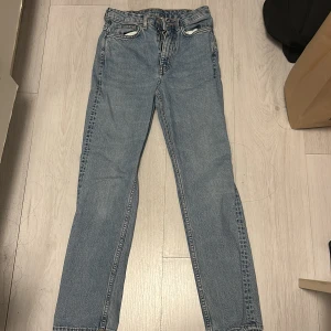 Weekday Case ljusblå jeans W25 L28 - Säljer ett par Weekday Case jeans i ljusblå.Säljer byxorna för dem är för små för mig . W25,L28. Normal passform. Skriv för frågor eller mer bilder💕 