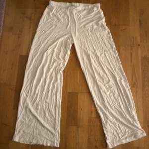 Vita vida mjukisbyxor med snörning - Säljer ett par vita mjukisbyxor med breda ben. Mycket bra skick
