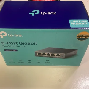 TP-Link TL-SG105 5-Port Gigabit Desktop Switch - TP-Link TL-SG105 är en 5-portars gigabit switch med metallhölje, plug & play, QoS, IGMP snooping och tyst fläktlös design. Perfekt för kontor och hemnätverk. Stöd för 10/100/1000 Mbps, 10 Gbps kapacitet och energisnål teknik. Ny i förpackning, utan  slitage.