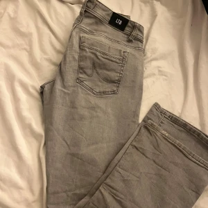 Grå jeans från LTB W29 L30 - Snygga grå jeans från LTB med klassisk femficksdesign och raka ben. Jeansen har en stilren look och är tillverkade i mjukt bomullsmaterial med lite stretch för extra komfort. Perfekta för dig som gillar en enkel men trendig stil.