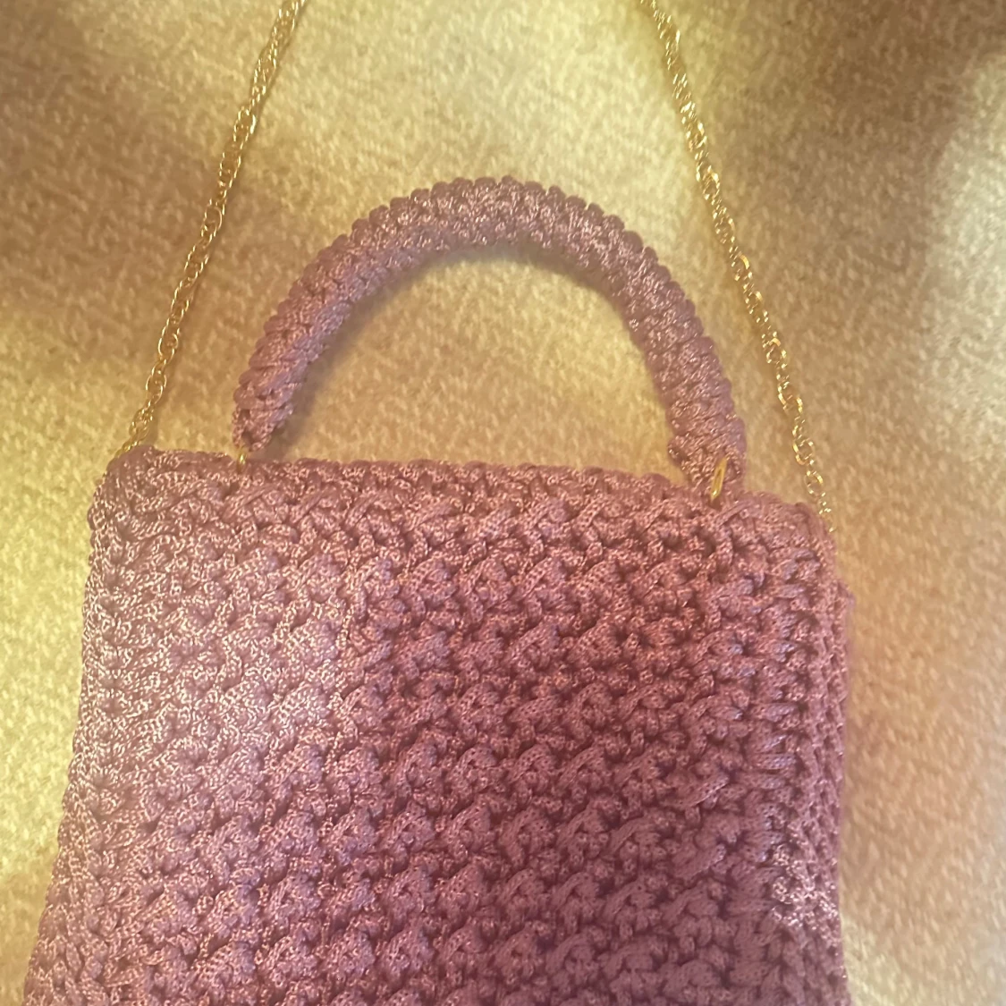 Lila stickad handväska med guldkedja - 1