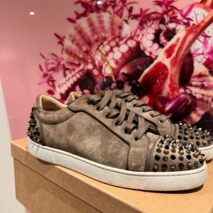 Christian Louboutin (Kvitto finns) - Galet snygga och väldigt eftertraktade skor från Christian Louboutin med mocka och den ikoniska röda sulan. Skorna är i väldigt bra skick och allt og medkommer. Kvitto finns också!