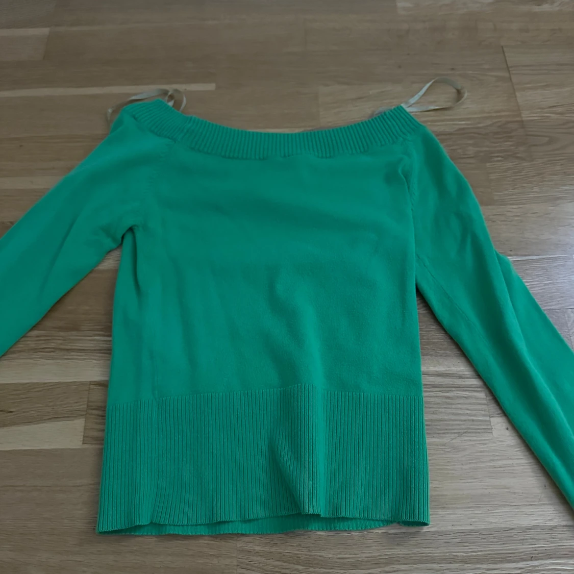 Grön offshoulder stickad tröja