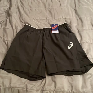 Asics short med fickor - Nya tennis short 