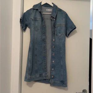 Kort jeansklänning från Zara - Snygg kort jeansklänning från Zara. Använd endast 1 utgång storlek M