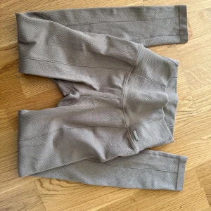 Beige leggings från Aimn XS - Säljer ett par beige leggings från Aimn i storlek XS. De har en snygg texturerad yta och hög midja som sitter skönt. Materialet är en mix av polyamid, polyester och elastan vilket ger bra stretch och passform. Perfekta för träning eller chill.