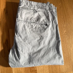 Dondup chinos beige - Dondup chinos, storlek: 32, jätte fint skick, knappt använda!! Ord.pris: 3499kr