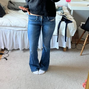 Lågmidjade diesel jeans - As snygga diesel jeans, Lågmidjade bootcut. Stl 27-30. Kommer inte till användning längre men jättebra skick🤗