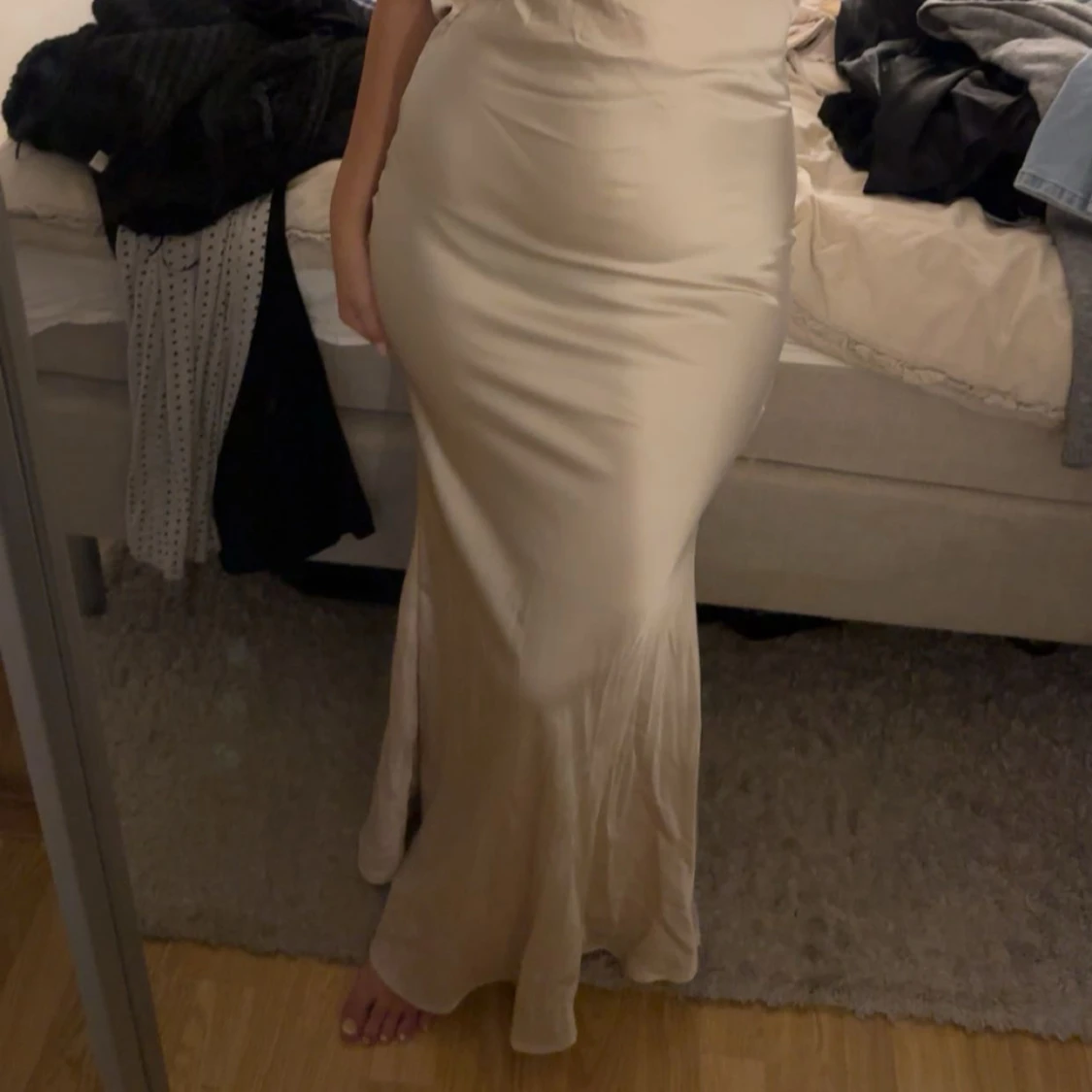 Champagnefärgad långklänning i satin - 2