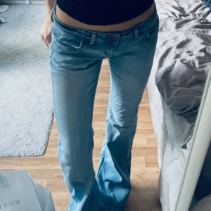 lågmidjade bootcut jeans - jättefina vintage jeans från only!! köpta i Rom för 550kr💞 de är storlek 30/34, jag är 175 för referens💞 de är i jättefint skick och har inga tydliga defekter innerbensmåttet är 83cm och midjan rakt över är ca 40cm💞