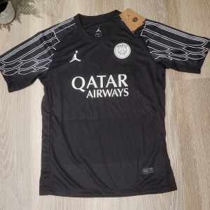 Psg tredje kit 2023/24 -  jordan edition - Riktigt snygg Psg tredje kit 2023/24 - jordan edition. Priset kan diskuteras vid snabb affär. Kan skickas direkt eller dagen efter. 