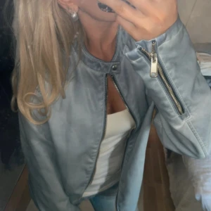 Ljusblå skinnjacka  - Snygg ljusblå skinnjacka med dragkedjor och fickor. Är i storlek L men kan passa s/m också om man vill ha lite oversized💙