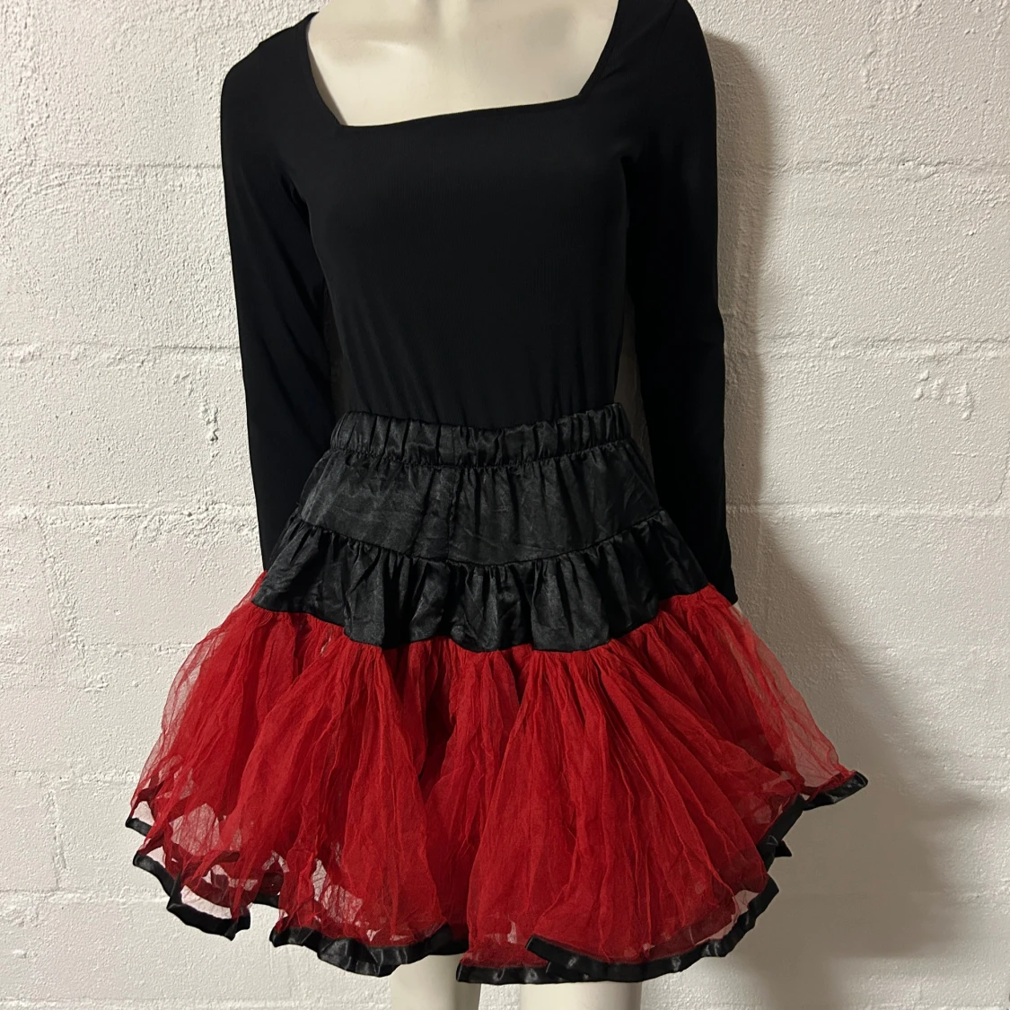 Kjol med röd tyll. Storlek onesize - 1